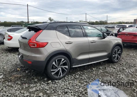 2022 Volvo Xc40 T5 R-Design z USA, uszkodzony, nr VIN YV4162UMXN2714870
